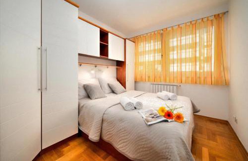 Cityscape Comfort Apartment With Garage - Happy Rentals - Photo 16