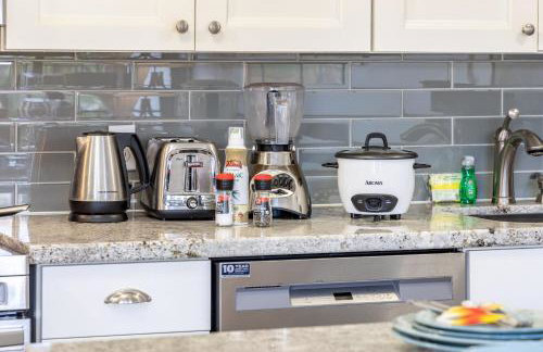 7FL Remodeled, Close to Beach & Dining with Free Parking - Photo 42