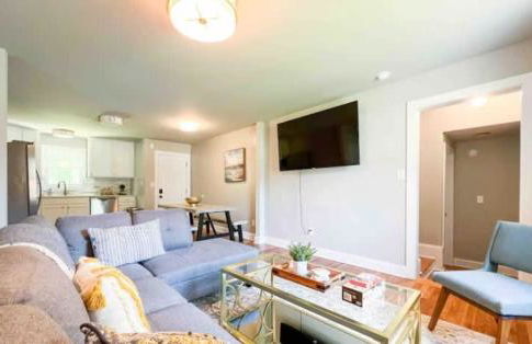 Pet-Friendly 4BR Family Home with Fenced Yard - Foto 1