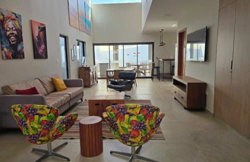 Quase beira mar, casa muito nova com 5 suítes, vista mar, piscina grande, cozinha completa, 4 vagas e perto de mercado, restaurantes e bares - CLIQUE E VEJA AS FOTOS - Foto 6