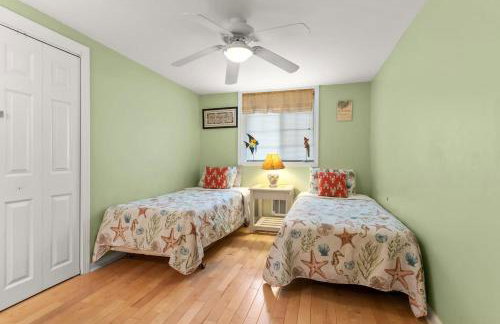 Stay Steps from Beach with Pool AC Parking - Foto 13