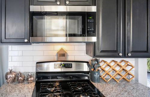 Euclid Near Lake Erie Cleveland king bed - Foto 27