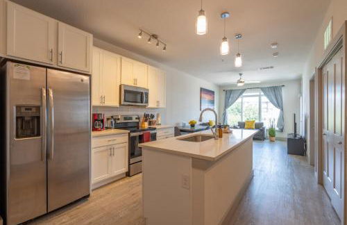 Top Floor City Views! King Bed Pool Gym Free Parking - Foto 9