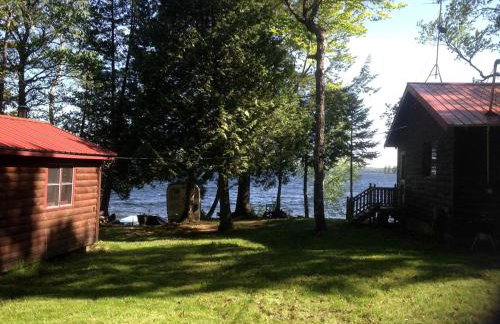 Charming Lakefront Cabin Rental with a Fire Pit near Brownville, Maine - Foto 1