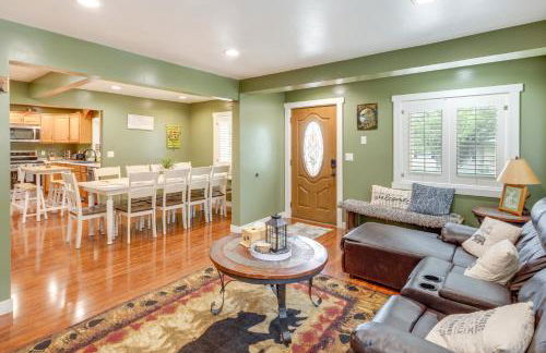 Deck with Hot Tub Ashton Cozy Cub Cabin - Foto 5