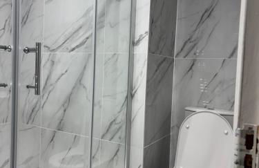 Nicely furnished 2 Bedroom Property Independent with Parking - Foto 28