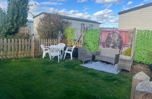 Beachy Vibes and Chill Times 2 bed chalet in Leysdown - Foto 2