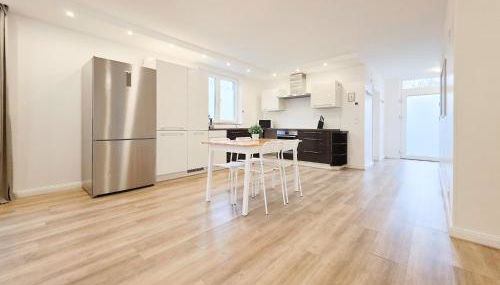 Tolstov House - 6 Zimmer Haus - große Küche - Garten - Parkplatz - 25min Messe DUS - Foto 4