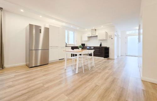 Tolstov House - 6 Zimmer Haus - große Küche - Garten - Parkplatz - 25min Messe DUS - Foto 4