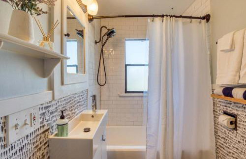 Modern 2 Bedroom Farmhouse Cottage with Hot Tub in Snohomish - Foto 30