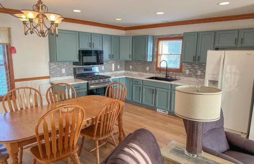 Spacious 4BR Lakefront Cottage - Perfect for Groups - Foto 2