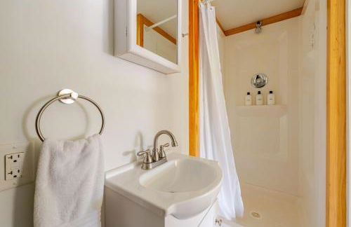 Modern Lakefront Retreat w King Bed - Foto 45