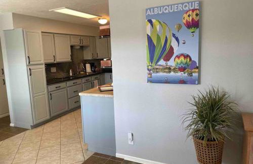 Comfy, contemporary quiet retreat vacation home with views - Foto 21