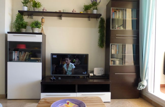 Beautiful 2 Bedroom 2 Bathroom Apartment With Pool - Photo 11