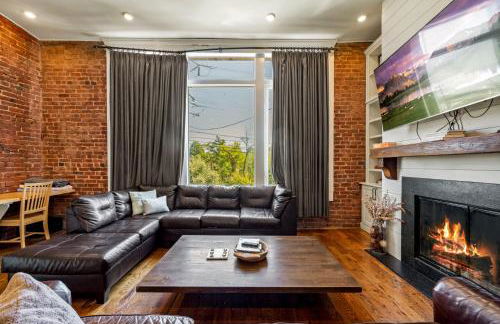 Modern 3BR Condo Walk to Downtown and UT with Parking - Foto 10