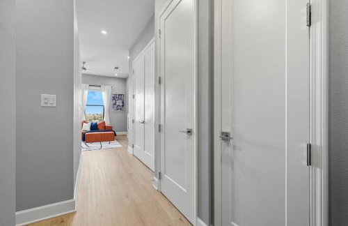 Skyline VIEWS, 5 mins to Downtown, Free Parking - Photo 9