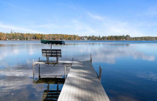 Lakefront Getaway with Kayaks, Fire Pit and Views - Foto 2