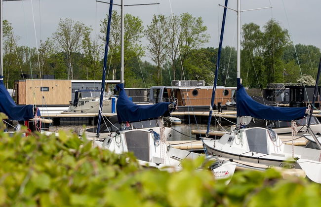 Modern Houseboat With View of the Lake - Foto 14
