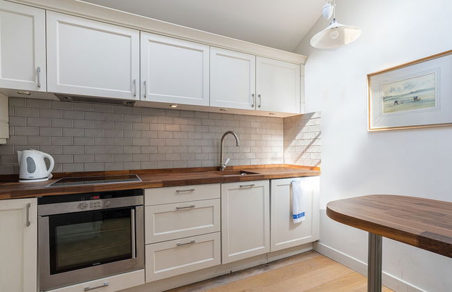 JOIVY Elegant 2-Bed Mews Flat Near Buckingham Palace - Photo 7