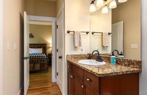 River Rock Cabin - Comfortable, Private Home with King Beds & Mountain Views - Foto 28