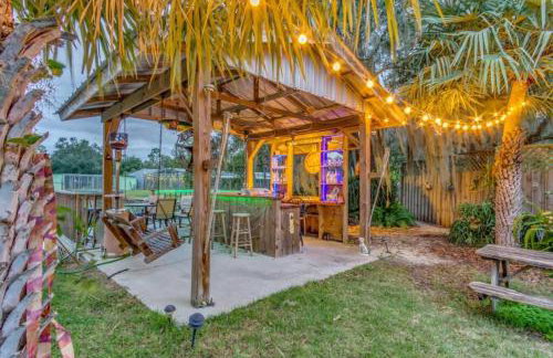 Tropical getaway Pool and tiki bar - Photo 57