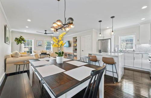 Upscale Azure by Saratoga Stays - Photo 8