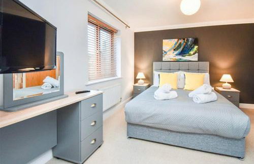 Spacious 4 Bedroom 3 Bathroom House - Sleeps up to 8 - Free Parking, Balcony, Fast Wifi and Smart TVs by Yoko Property - Photo 6