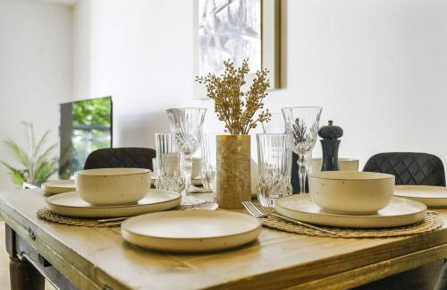 Elegant 2-Bedroom Apartment with Balcony - Foto 30