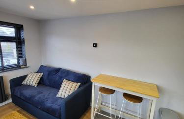Town Centre Modern 1 Bedroom self-contained Apartment - Photo 19