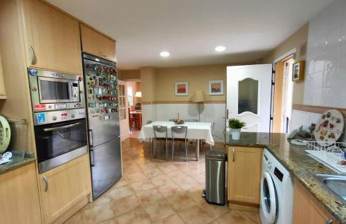 Precioso chalet 4 habitaciones con Piscina comunitaria - Photo 4