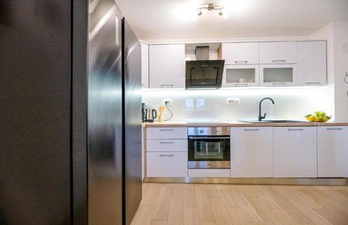 Gorgeous Home In Nadin With Wifi - Photo 3