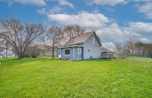 Serene Devils Lake House with Deck and Fire Pit! - Foto 29