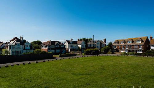 Beachside period family home. 5 BR spacious, comfortable. - Foto 2