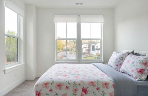 Elegant 3-Story House with Private Backyard in WA - Photo 30