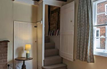 Cosy character cottage in central Marlborough UK - Photo 11