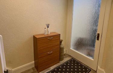 Spacious 2-Level Home by the Beach & Transport - Foto 32