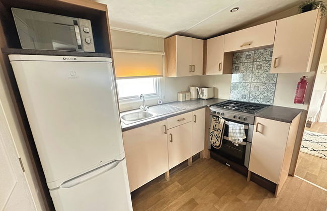 Harwich - Caravan - Sleeps 10 - Garden - Pool - Foto 13