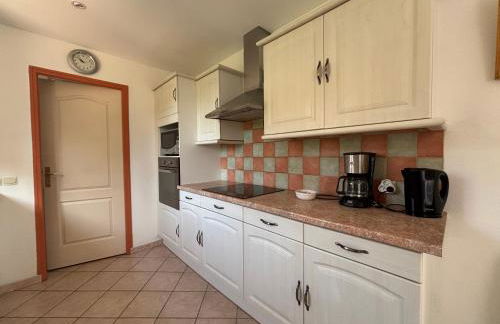 Saint Ho Mer Maison lumineuse vue mer 8 pers 4 chambres 2 sdb 2 WC étage rénové en 2025 belle terrasse grand jardin clos parking 8 mn à pied petite plage grand jardin près de Port en Bessin, Bayeux et plage Omaha beach - Foto 11