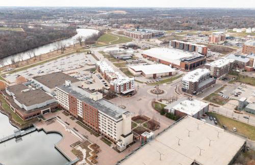 Iowa River Landing steps to Xtream Arena & Coralville Convention Center - Foto 11