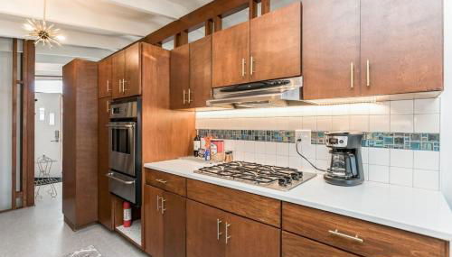 Mid-Century Style And Class In Quiet NE Location - Foto 4