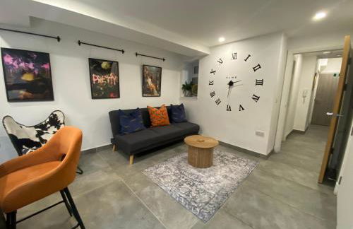 2 bedroom duplex apartment close to UHW & city centre - Foto 29