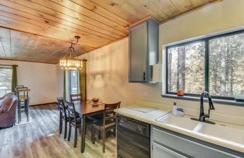 2 Mi to Mi-Wuk Village Cabin with Large Deck - Foto 9