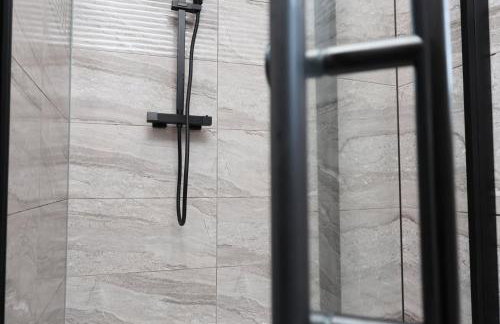 Modern Comfort 4 Bedrooms and Great Location - Foto 33