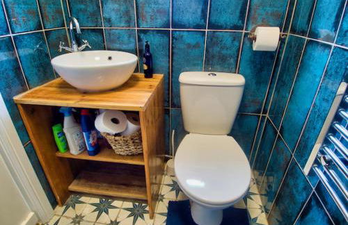 Knocker Cottage is a 3 bedroom made up of 1 double bedroom and 2 small double bedrooms in small village 10 min to beaches - Foto 69