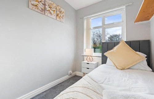 Spacious 4 Bedroom Leeds House - Ideal for Family and Contractors - Free WIFI and Free Parking - Foto 25