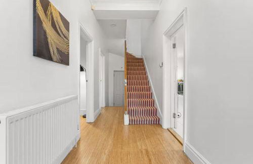 Perfect Booking 4 Bed Home in Cheltenham - Photo 25