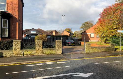 1 bed Apt close to Leeds Arena Sleeps up to 4 people F5 - Photo 11