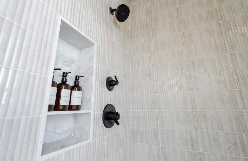 Whitewater Villa - 5BR Luxury Retreat with Hot Tub - Foto 31