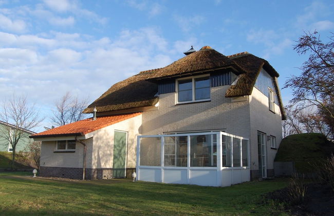 Thatched Villa With Bath in a Holiday Park - Foto 30