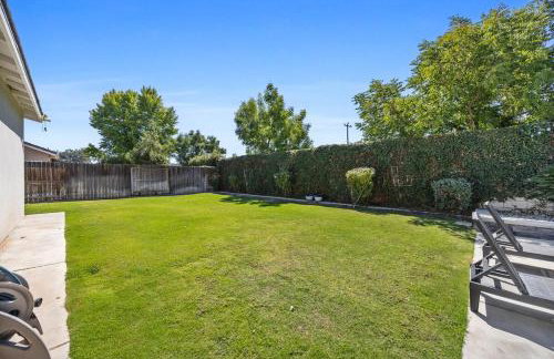 Spacious Home with Private Pool - Photo 20